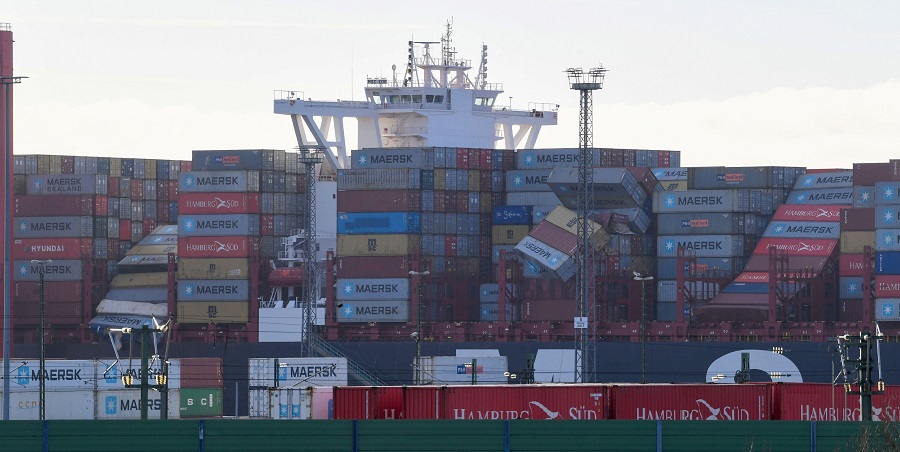 Sicherung von Containern an Deck eines Containerschiffes