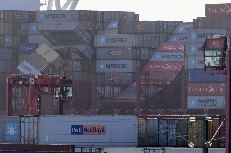 Sicherung von Containern an Deck eines Containerschiffes