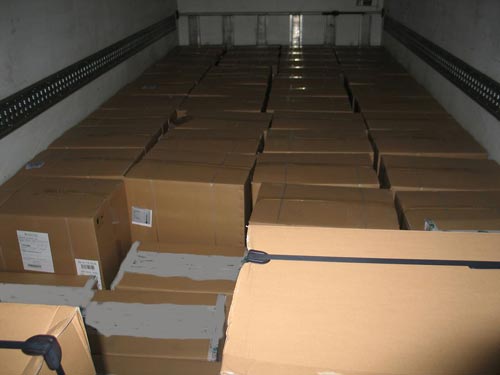 Schachteln, die im vorderen Teil des Aufliegers verladen waren