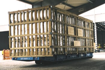 Crate auf Rolltrailer