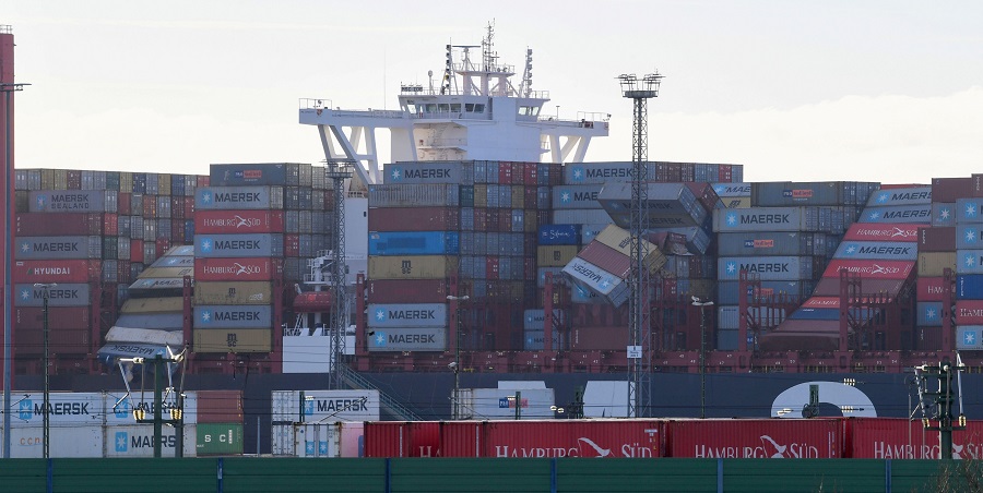 The securing of containers on deck on a container ship